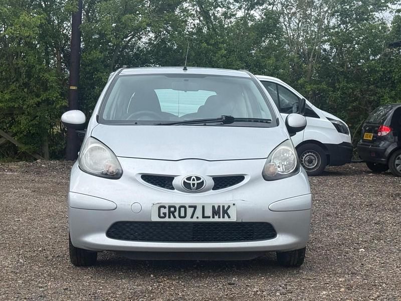 Begagnad Toyota Aygo 54 HK (39 kW) 2007 Silver Halvkombi