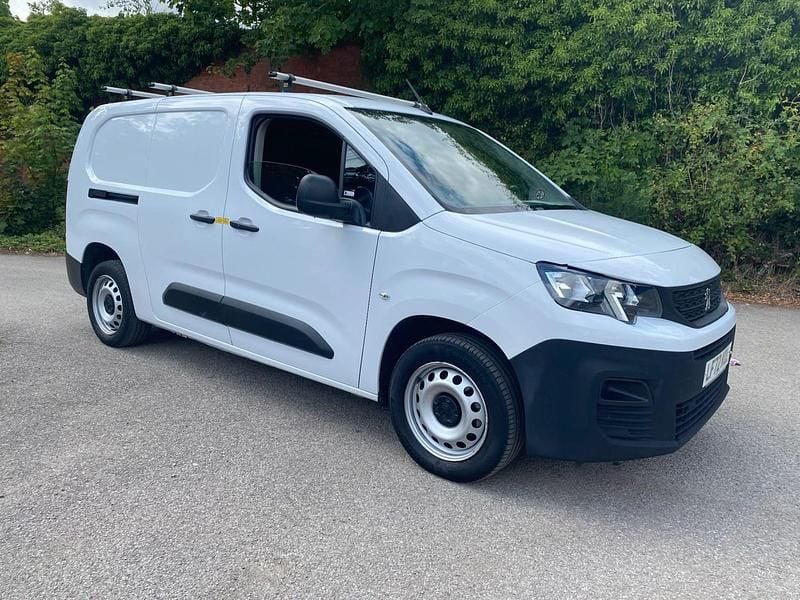 White Used 2023 Peugeot Partner Premium MPV | £10,750 (Good price) - Image 1/4