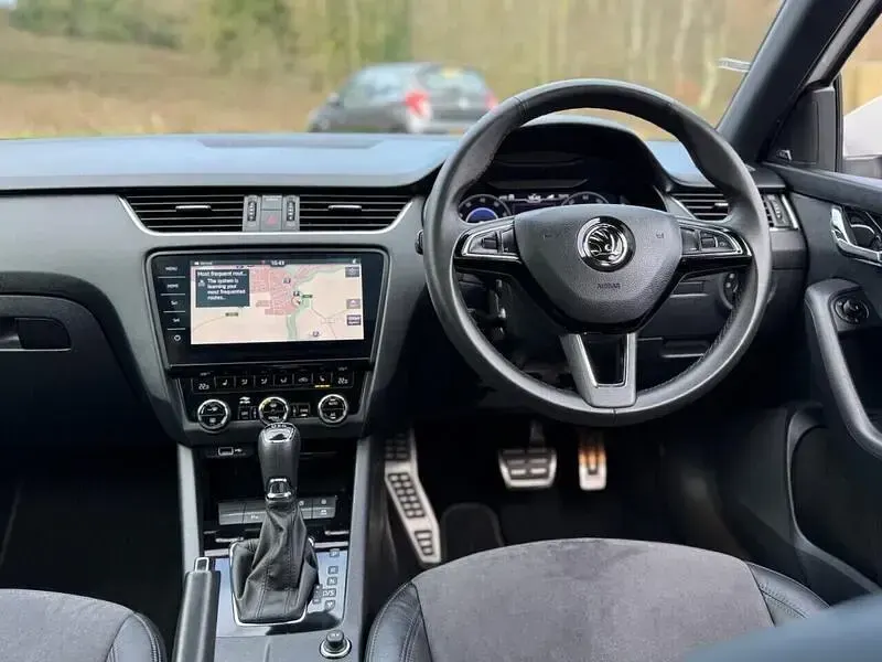 Used Skoda Octavia LAURIN & KLEMENT 190 HP (139 kW) 2019 White Hatchback
