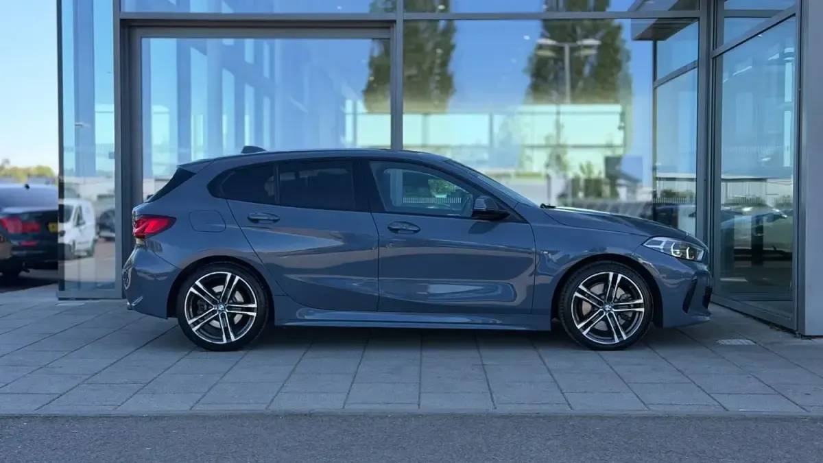 Begagnad BMW 120 M Sport 2021 Grå Halvkombi