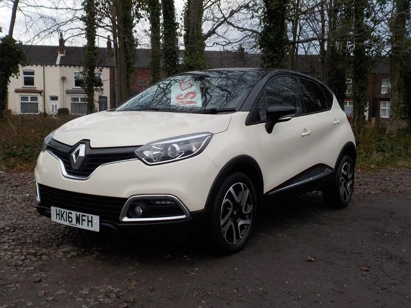 Used Renault Captur Dynamique 90 HP (66 kW) 2016 Cream/black SUV