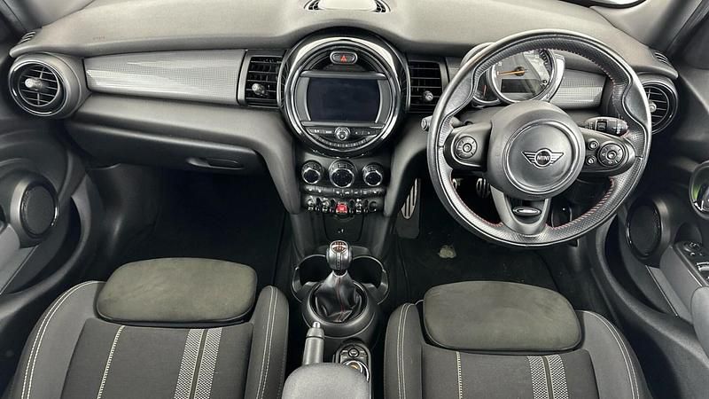 Used Mini Cooper Hatch 134 HP (98 kW) 2019 White Hatchback