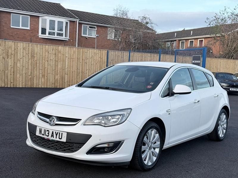 Used Vauxhall Astra Elite 2013 White Hatchback