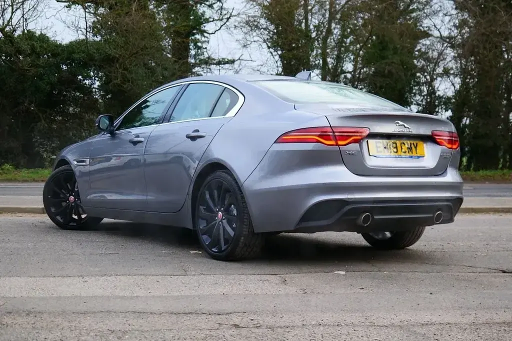 Usado Jaguar XE S 250 HP (183 kW) 2019 Cinzento Sedan