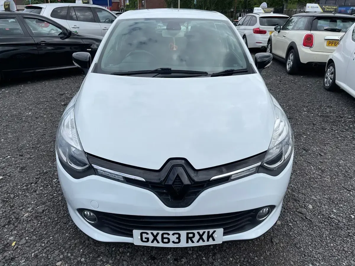 Used Renault Clio Dynamique 90 HP (66 kW) 2013 White Hatchback