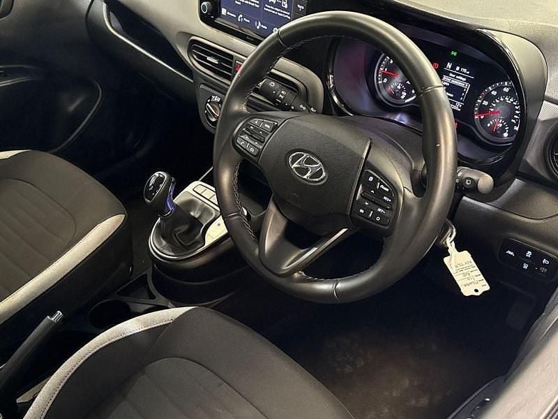 Used Hyundai i10 SE 67 HP (49 kW) 2022 Red Hatchback