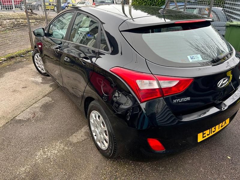 Begagnad Hyundai i30 Classic 100 HK (73 kW) 2013 Svart Halvkombi