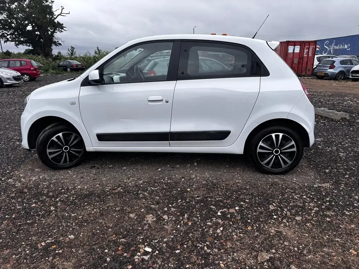 Used Renault Twingo Play 70 HP (51 kW) 2016 White Hatchback