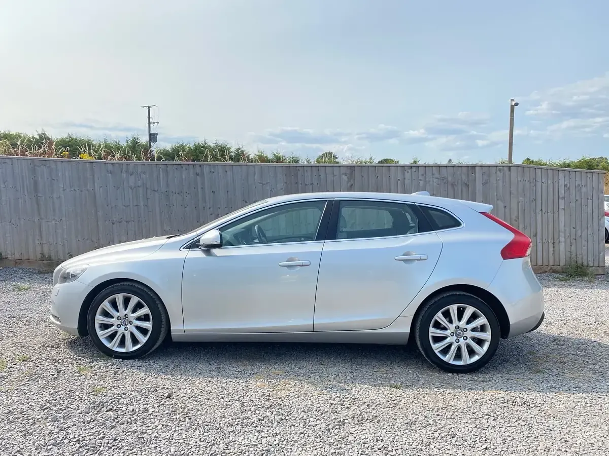 Used Volvo V40 SE Lux 115 HP (84 kW) 2014 Silver Hatchback