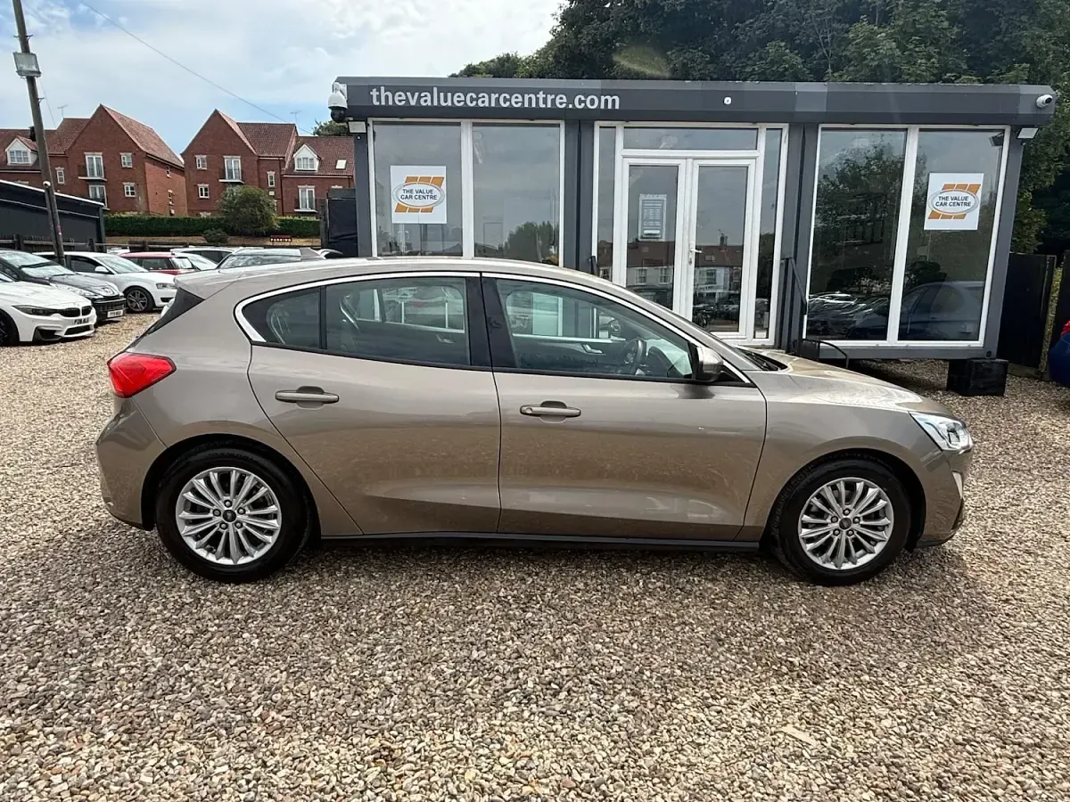 Used Ford Focus Titanium 125 HP (91 kW) 2018 Silver Hatchback