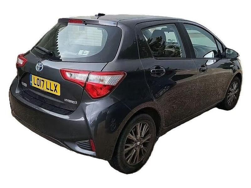 Used Toyota Yaris Hybrid 100 HP (73 kW) 2017 Grey Hatchback