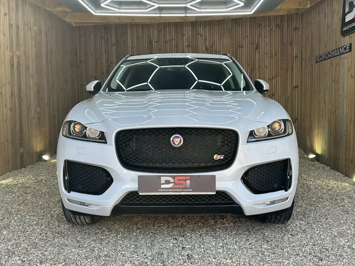 Used Jaguar F-Pace Supercharged 380 HP (279 kW) 2017 White SUV