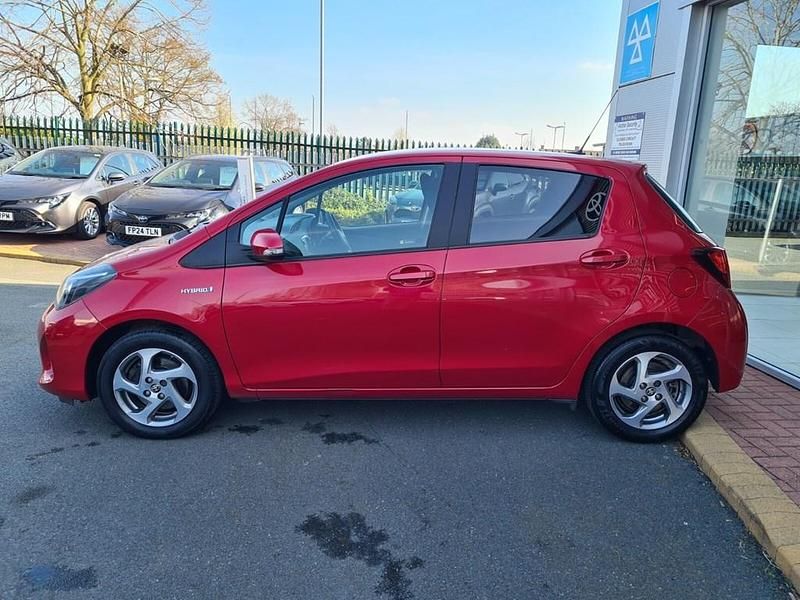 Used Toyota Yaris Hybrid 2016 Red Hatchback