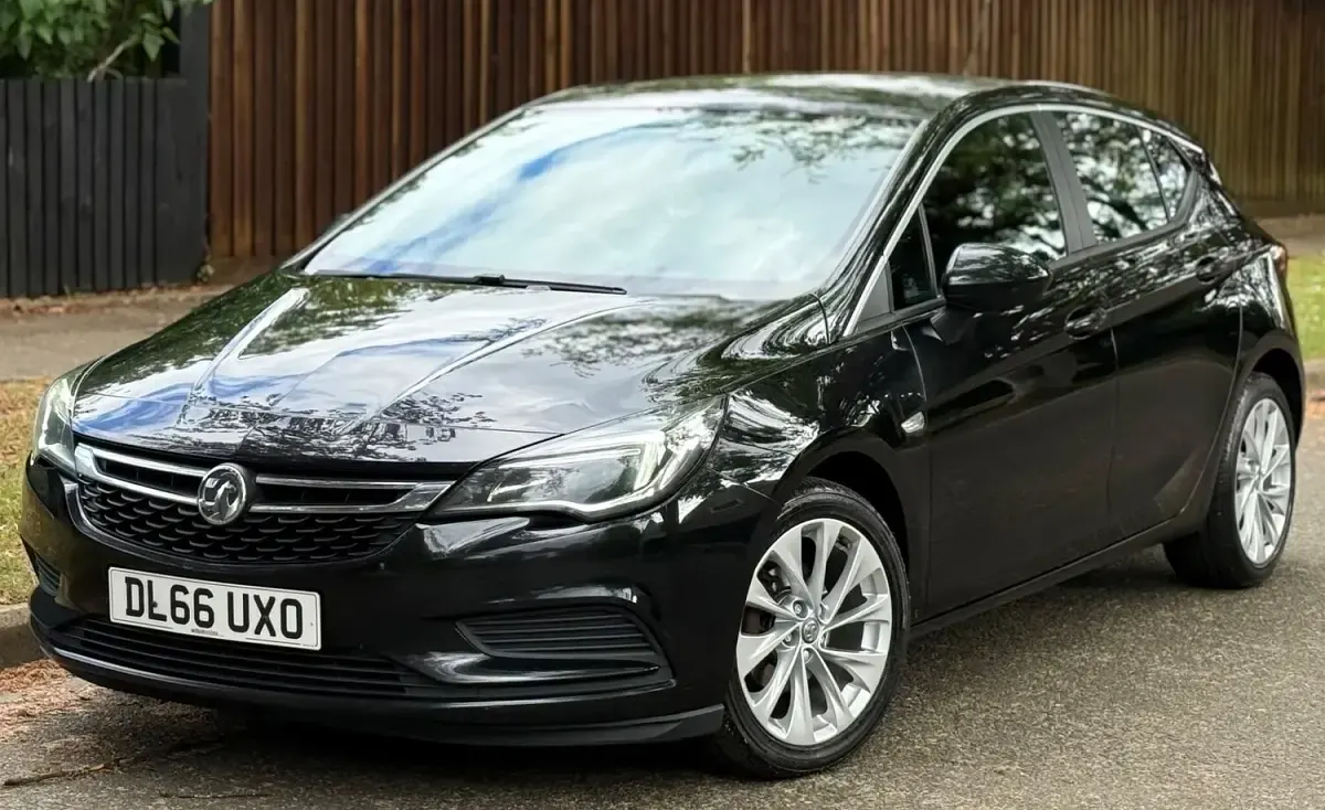 Used Vauxhall Astra Design Edition 125 HP (91 kW) 2016 Black Hatchback