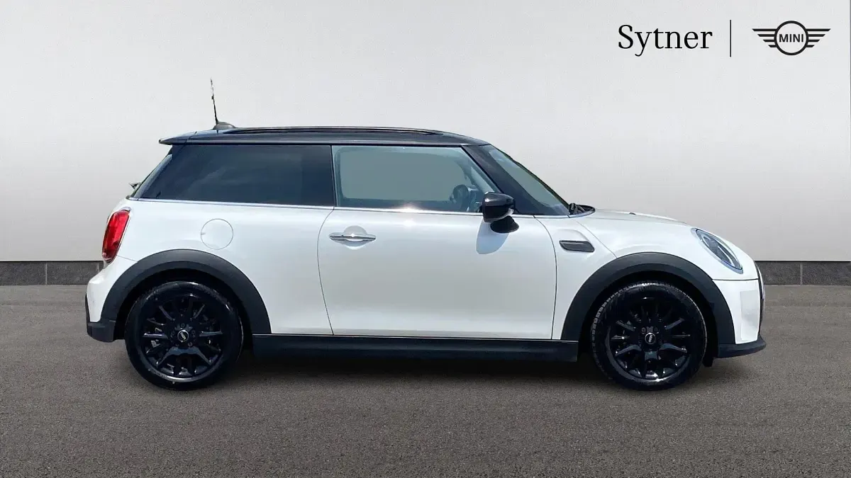 Used Mini Cooper Classic 134 HP (98 kW) 2022 White Hatchback