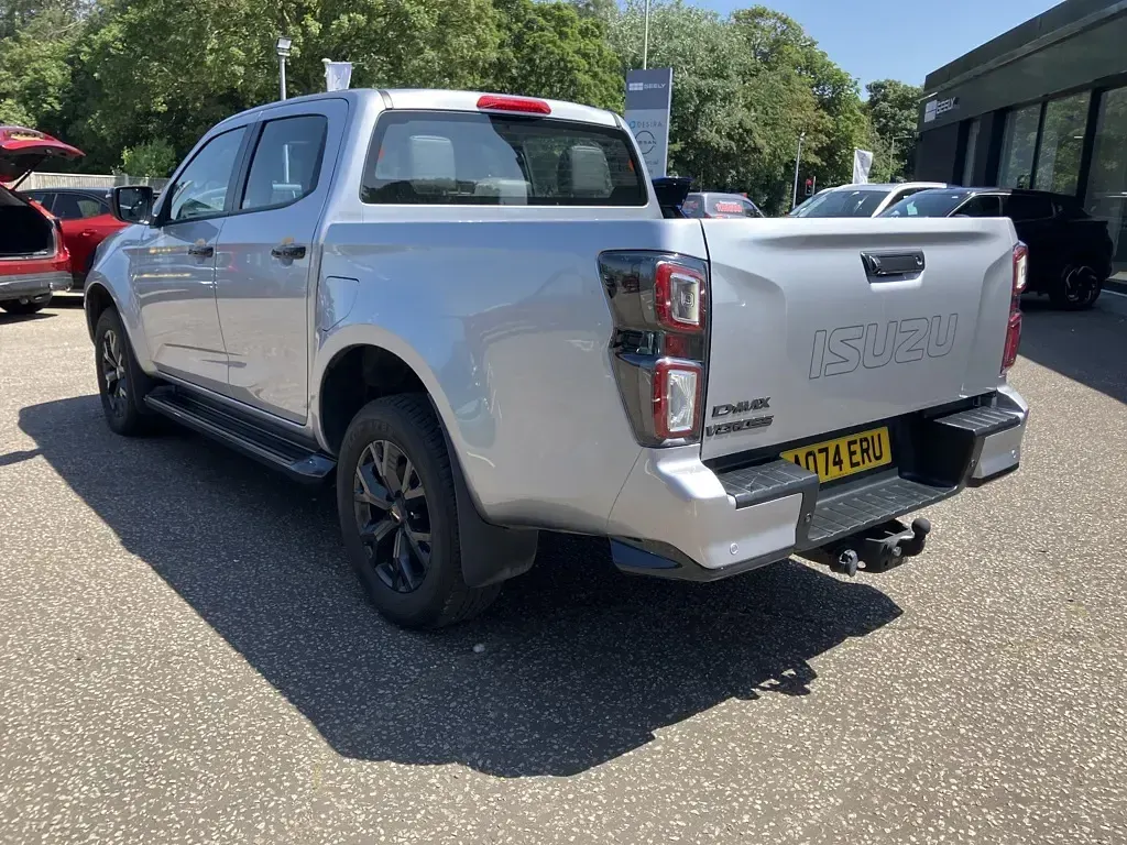 Used Isuzu D-Max 163 HP (119 kW) 2024 568 mercury silver Pickup