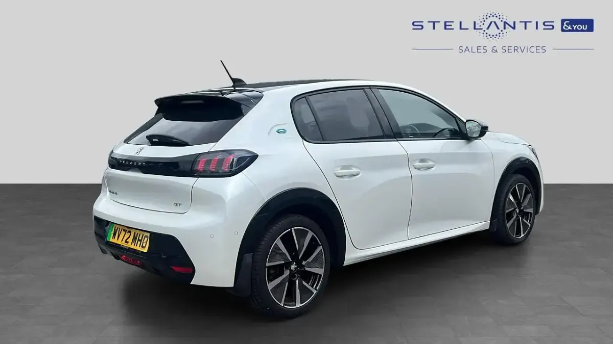 Used Peugeot e-208 GT 98 kW (134 HP) 2022 White Hatchback