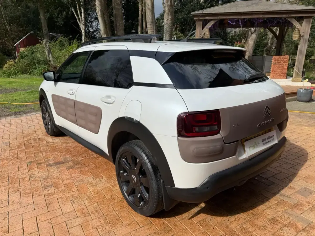 Gebraucht Citroën C4 Cactus Flair 2018 Weiß Kleinwagen