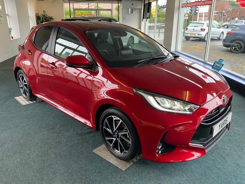 Used Toyota Yaris Design 116 HP (85 kW) 2023 Scarlet flare metallic Hatchback