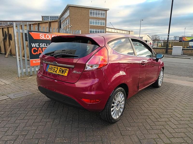 Begagnad Ford Fiesta Titanium 2013 Röd Halvkombi