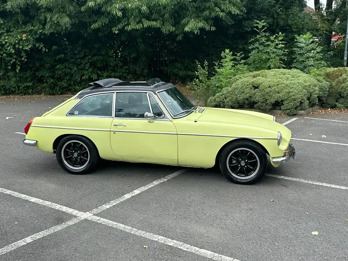 Used MG B GT 1976 Yellow Coupe
