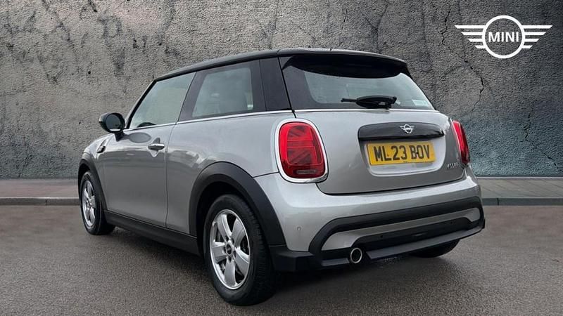 Usado Mini Cooper Classic 134 HP (98 kW) 2023 Prateado Citadino