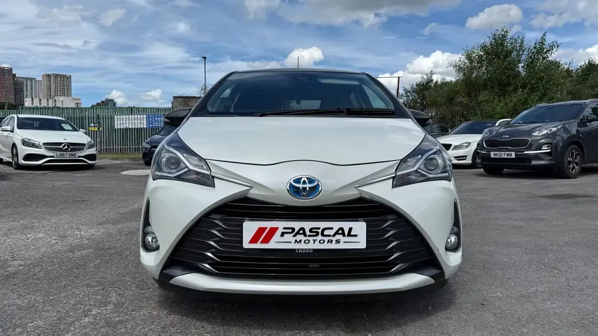 Used Toyota Yaris Hybrid 2019 White/black Hatchback
