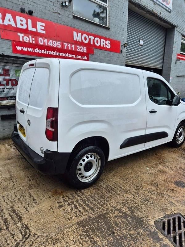 Second-hand Vauxhall Combo Edition 100 CP (73 kW) 2019 Alb Monovolum