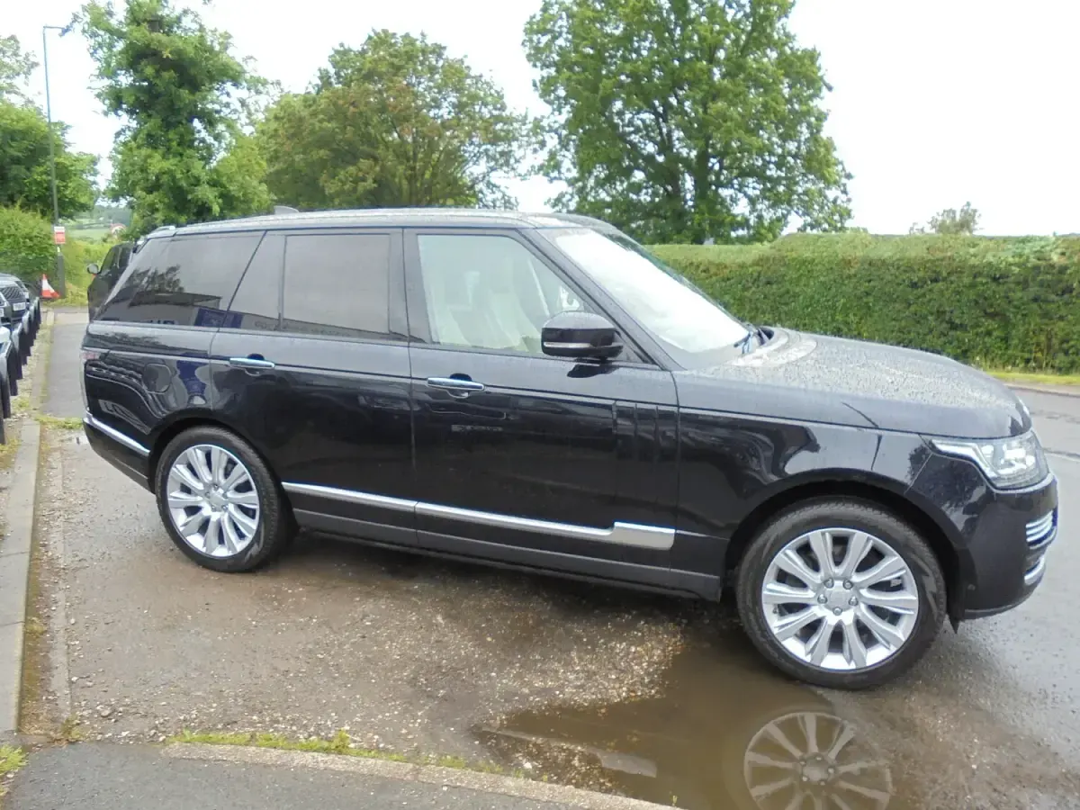 Used Land Rover Range Rover Vogue SE 258 HP (189 kW) 2017 Black SUV