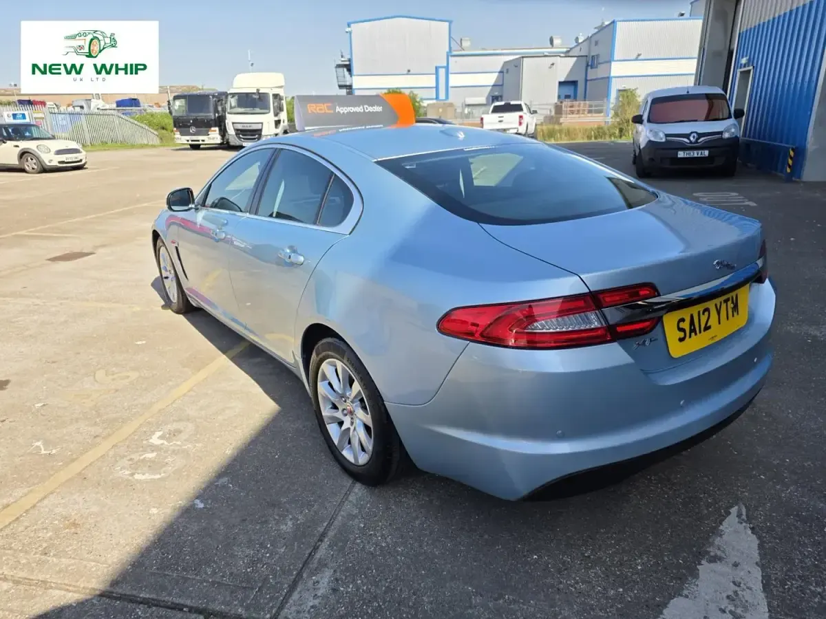 Usado Jaguar XF Premium Luxury 190 HP (139 kW) 2012 Azul Sedan