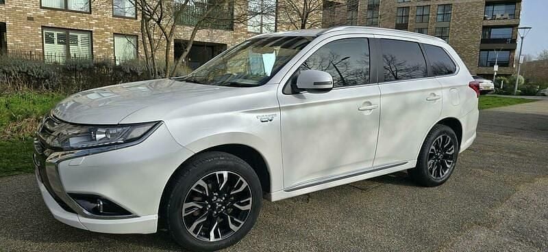 Used Mitsubishi Outlander P-HEV 2017 White Estate