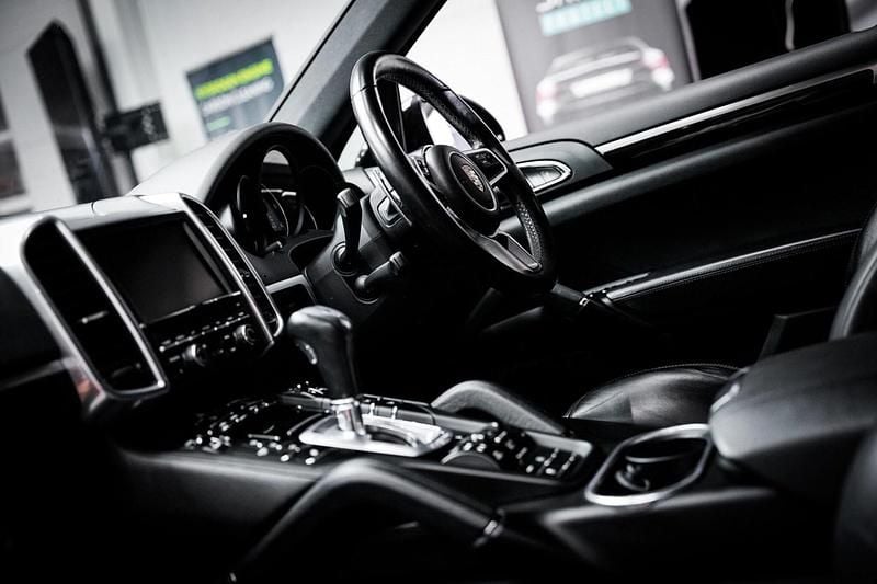 Used Porsche Cayenne 385 HP (283 kW) 2015 Black SUV