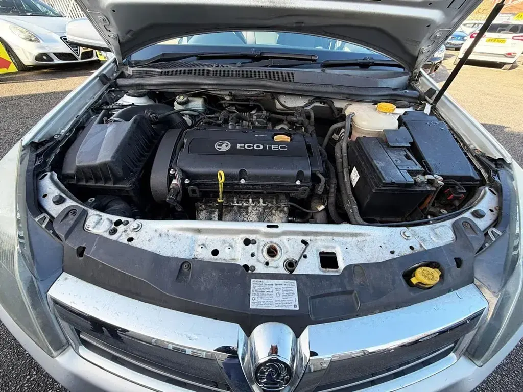 Used Vauxhall Astra 115 HP (84 kW) 2010 Silver Hatchback