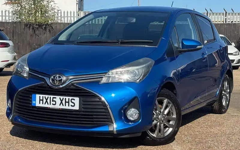 Used Toyota Yaris 99 HP (72 kW) 2015 Blue Hatchback