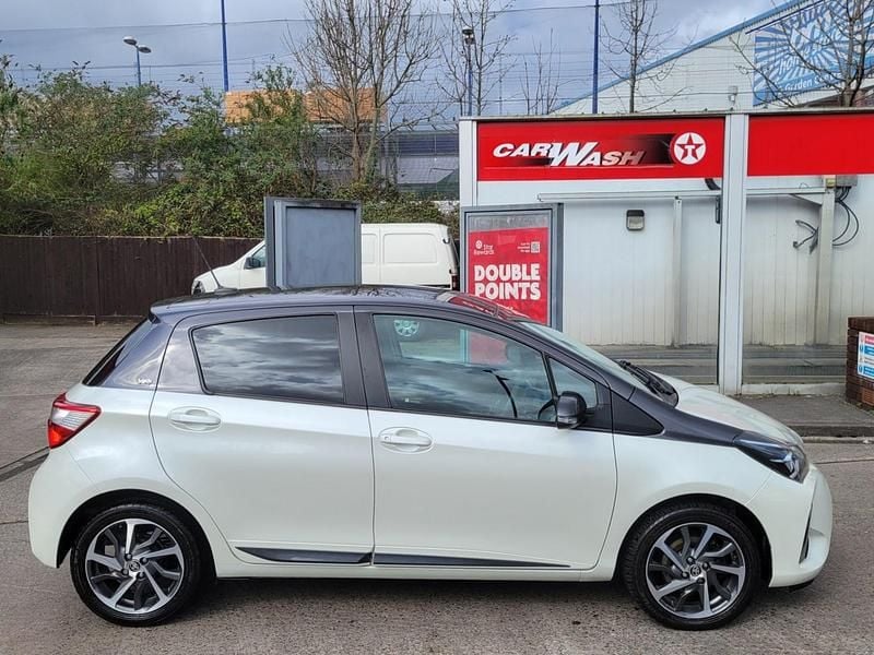 Used Toyota Yaris 107 HP (78 kW) 2019 White Hatchback