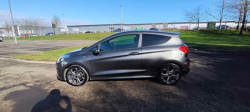 Usado Ford Fiesta ST-Line 100 CV (73 kW) 2019 Gris Utilitario