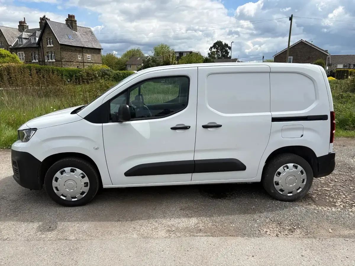 Used Peugeot Partner Premium 131 HP (96 kW) 2023 White MPV