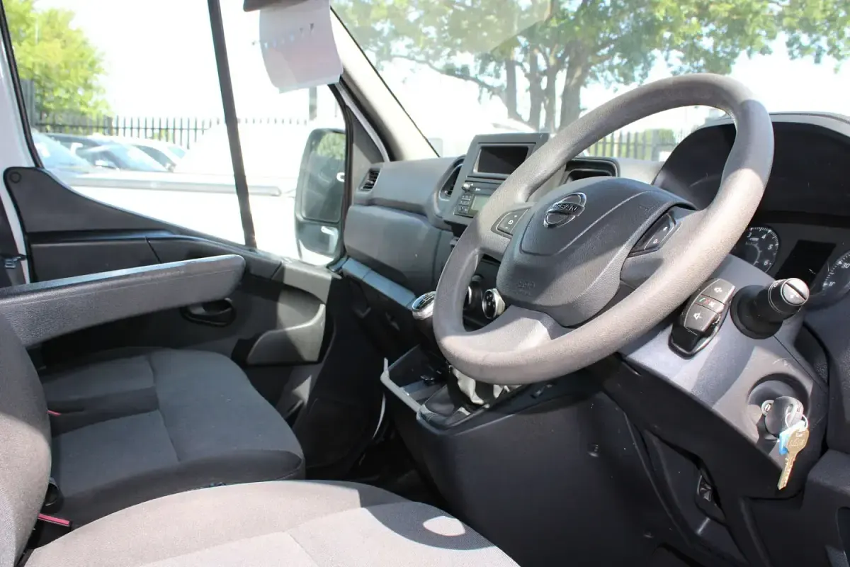 Used Nissan Interstar Tekna 135 HP (99 kW) 2022 White Van
