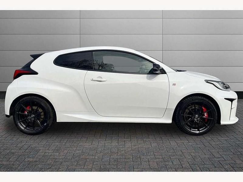 Used Toyota Yaris 261 HP (191 kW) 2021 White Hatchback