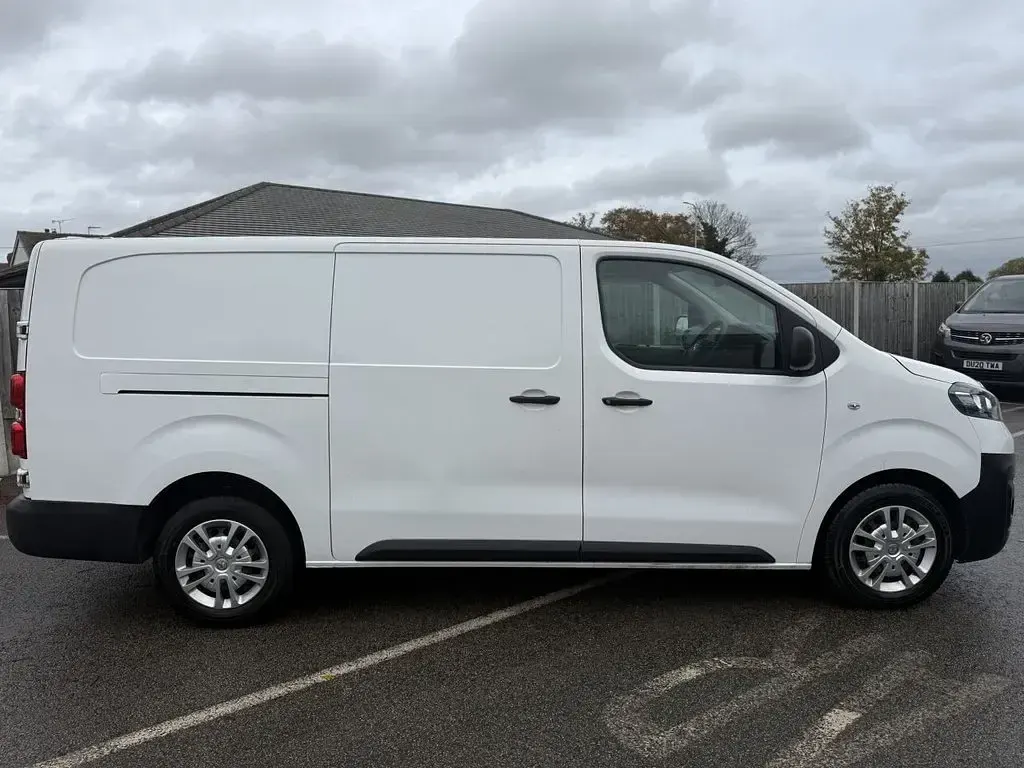 Used Vauxhall Vivaro S 100 HP (73 kW) 2020 White MPV