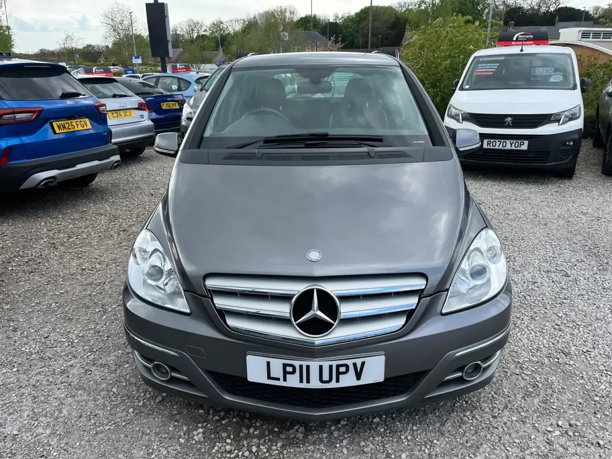 Usado Mercedes B200 2011 Cinzento Monovolume