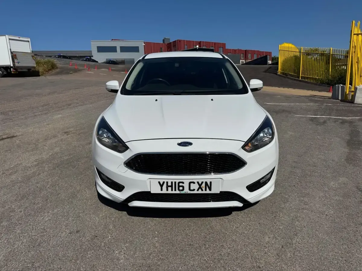 Used Ford Focus Zetec 125 HP (91 kW) 2016 White Hatchback