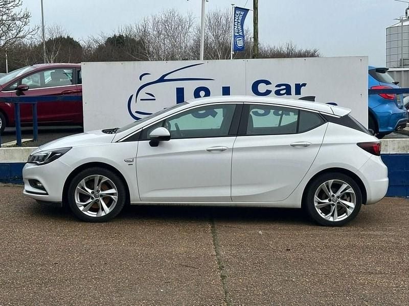 Used Vauxhall Astra SRi 136 HP (100 kW) 2016 White Hatchback