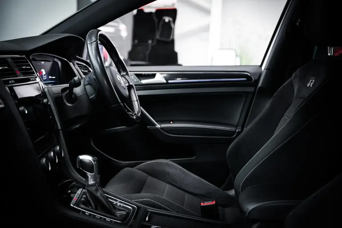 Second-hand VW Golf VII R 300 CP (220 kW) 2019 Alb Hatchback