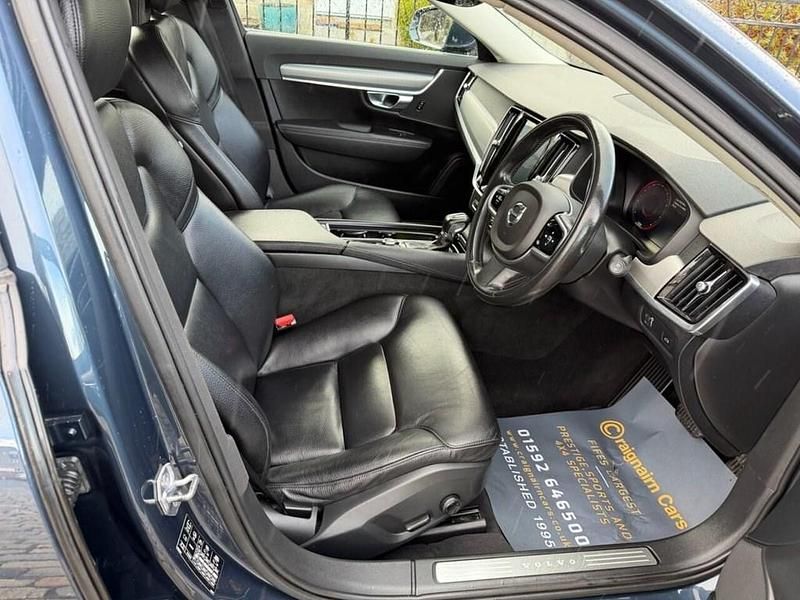 Used Volvo V90 Momentum 190 HP (139 kW) 2018 Blue Estate