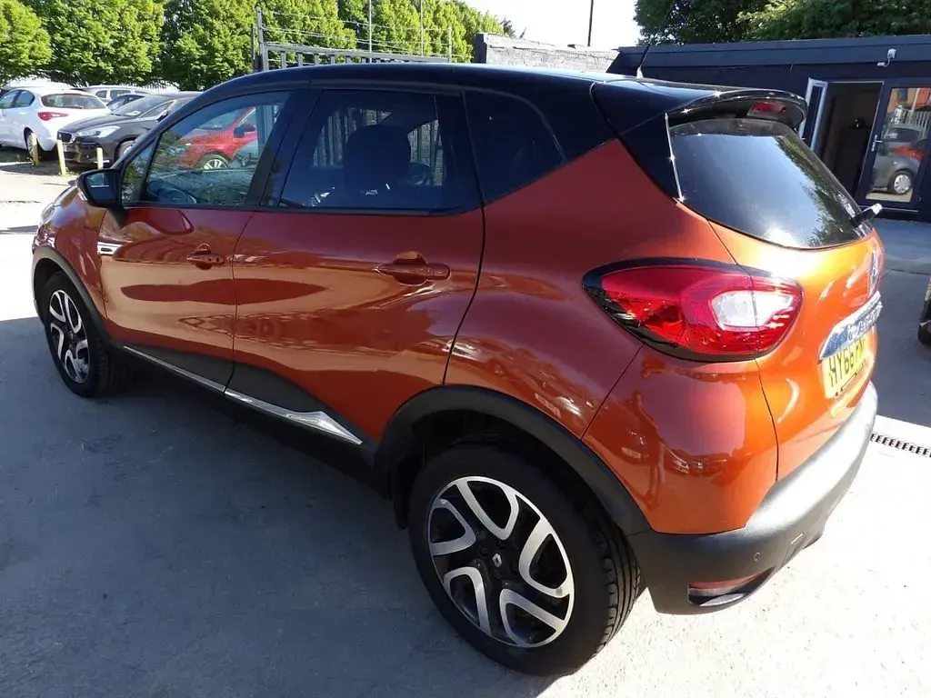 Used Renault Captur Dynamique 90 HP (66 kW) 2016 Orange SUV