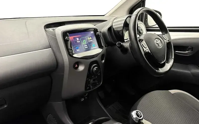 Used Toyota Aygo X-play 72 HP (52 kW) 2021 White Hatchback