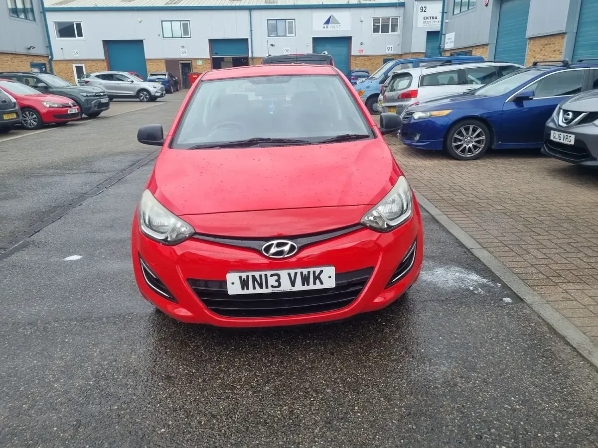 Used Hyundai i20 Classic 86 HP (63 kW) 2013 Red Hatchback
