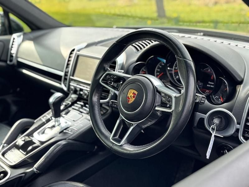 Used Porsche Cayenne 262 HP (192 kW) 2015 Black SUV