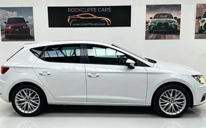 Used Seat Leon SE Dynamic 110 HP (80 kW) 2017 White Hatchback